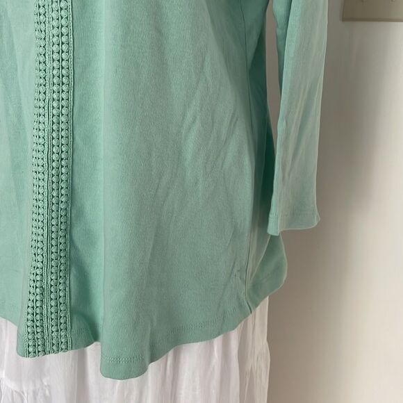 Mint green 3/4 sleeve top with bubble accent on front size women’s medium - Picture 3 of 7